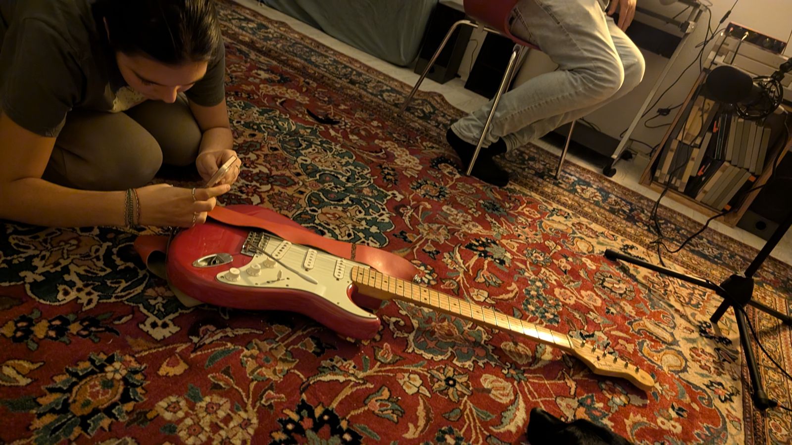 Rote E-Gitarre auf einem Teppich