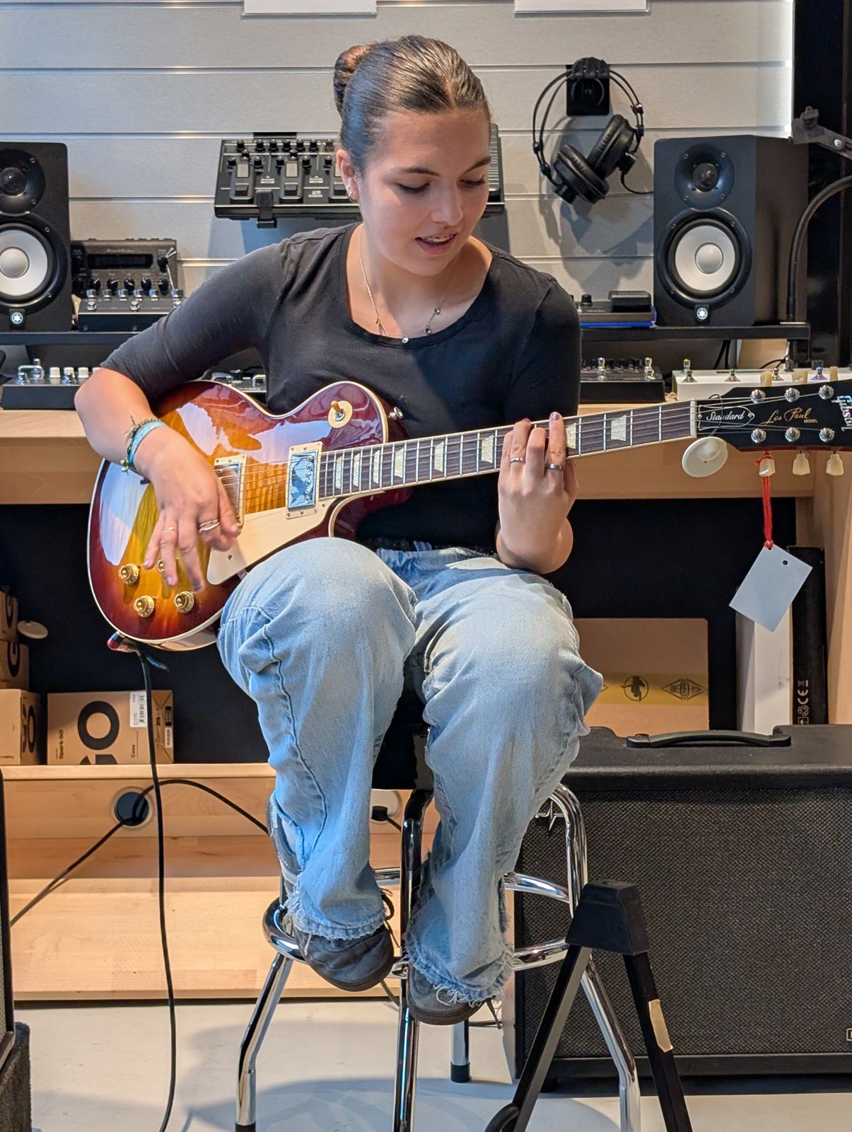 Malea spielt E-Gitarre bei einer Studio-Session