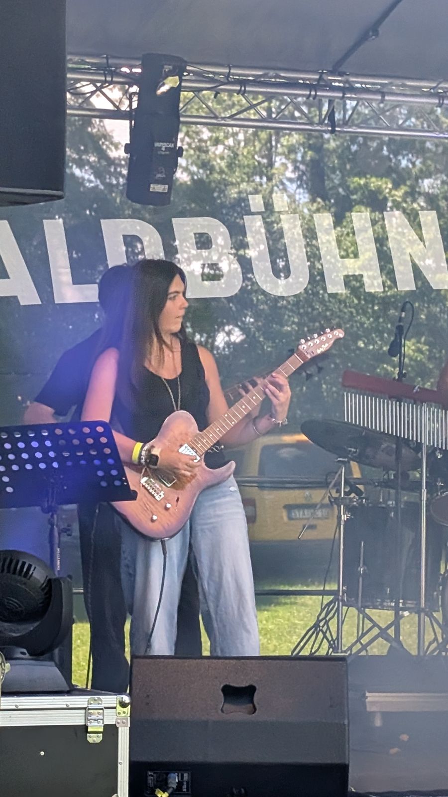 Malea mit E-Gitarre auf der Waldbühne